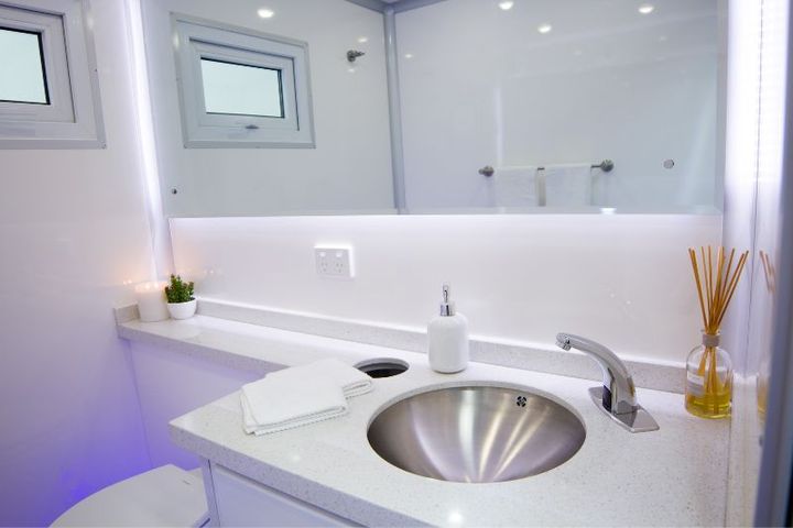 Luxury Commercial Restroom Trailer Modern Portable Restrooms Trailer Mobile Luxury Restroom with Shower Trailer