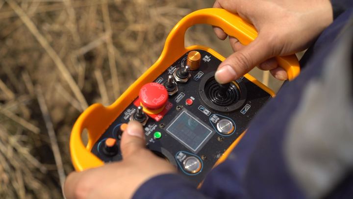Big Power Diesel Engine Small Robot Grass Cutter Cutting Width 80cm 100cm 120cm Remote Control Crawler Brush Cutter Flail Mower