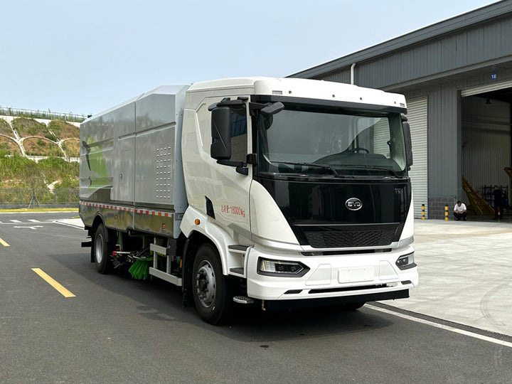 Yuxi Heavy Duty Engine-Powered Washing and Sweeping Truck with Pump Motor 276kWh Battery Sanitation Vehicle 13900kg