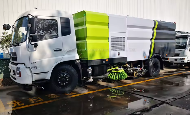 Large Dongfeng Huashen Diesel Road Sweeper Vacuum Truck 3308mm Wheelbase Chassis Euro 3 Emission New China No After-sales