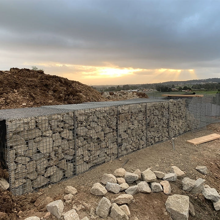 Welded Gabion Box Galvanized Iron Retaining Wall, Used to Protect the Welded Gabion Mesh From Flooding