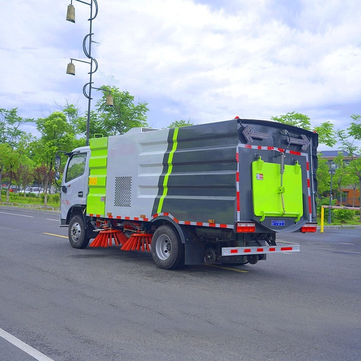 Dongfeng 4000L City Street Cleaning Truck Vacuum Road Sweeper Truck for Airport Runway